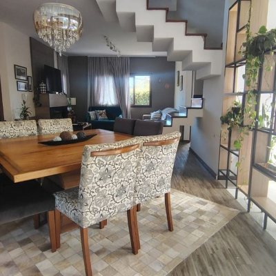 Casa Residencial com 203m², 4 quartos, 1 suíte, 2 garagens, no bairro Sambaqui em Florianópolis