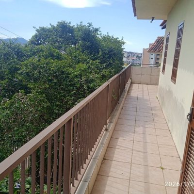 Casa Residencial com 220m², 5 quartos, 2 suítes, 2 garagens, no bairro Itaguaçu em Florianópolis