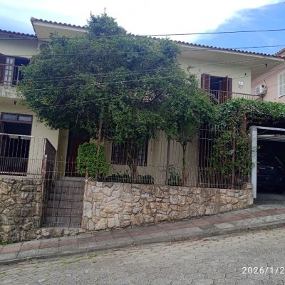 Casa Residencial com 220m², 5 quartos, 2 suítes, 2 garagens, no bairro Itaguaçu em Florianópolis