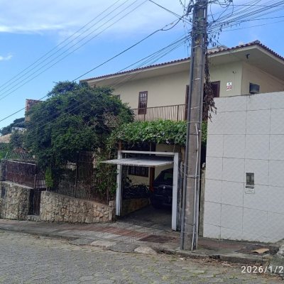 Casa Residencial com 220m², 5 quartos, 2 suítes, 2 garagens, no bairro Itaguaçu em Florianópolis