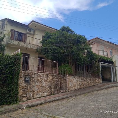 Casa Residencial com 220m², 5 quartos, 2 suítes, 2 garagens, no bairro Itaguaçu em Florianópolis