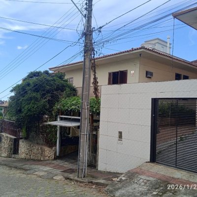 Casa Residencial com 220m², 5 quartos, 2 suítes, 2 garagens, no bairro Itaguaçu em Florianópolis