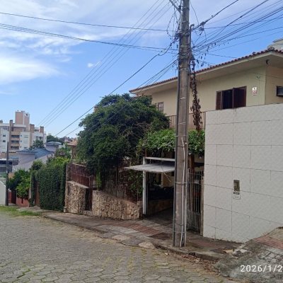 Casa Residencial com 220m², 5 quartos, 2 suítes, 2 garagens, no bairro Itaguaçu em Florianópolis