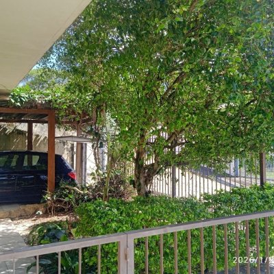 Casa Residencial com 220m², 5 quartos, 2 suítes, 2 garagens, no bairro Itaguaçu em Florianópolis