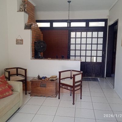 Casa Residencial com 220m², 5 quartos, 2 suítes, 2 garagens, no bairro Itaguaçu em Florianópolis