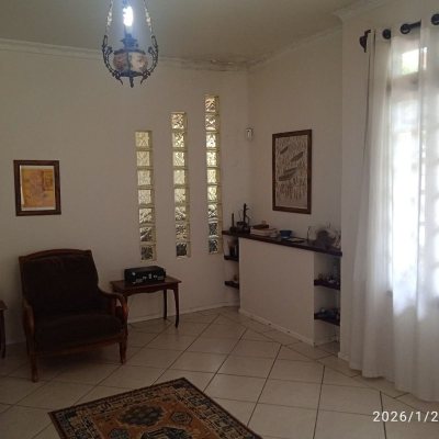 Casa Residencial com 220m², 5 quartos, 2 suítes, 2 garagens, no bairro Itaguaçu em Florianópolis