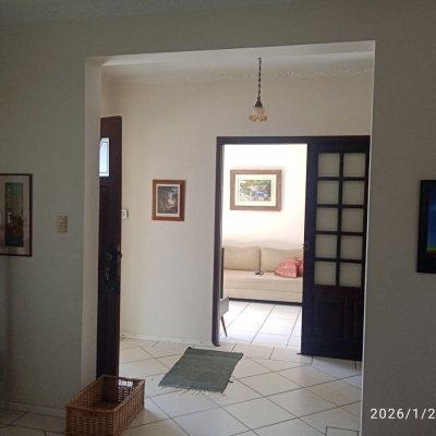 Casa Residencial com 220m², 5 quartos, 2 suítes, 2 garagens, no bairro Itaguaçu em Florianópolis