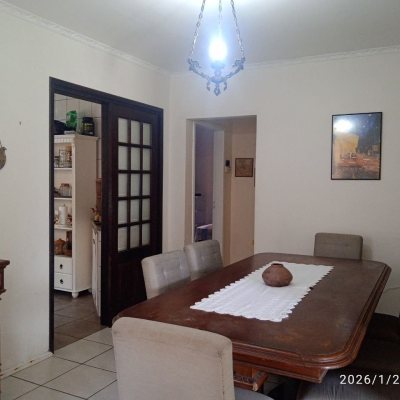 Casa Residencial com 220m², 5 quartos, 2 suítes, 2 garagens, no bairro Itaguaçu em Florianópolis