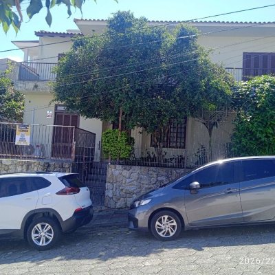 Casa Residencial com 220m², 5 quartos (sendo 2 suítes), 2 garagens, no bairro Itaguaçu em Florianópolis