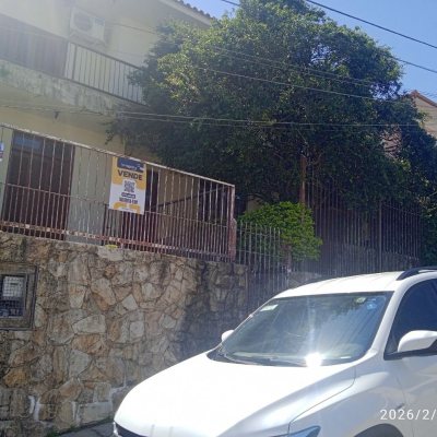 Casa Residencial com 220m², 5 quartos (sendo 2 suítes), 2 garagens, no bairro Itaguaçu em Florianópolis