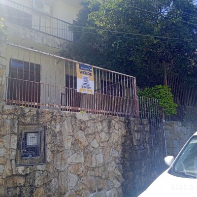 Casa Residencial com 220m², 5 quartos (sendo 2 suítes), 2 garagens, no bairro Itaguaçu em Florianópolis
