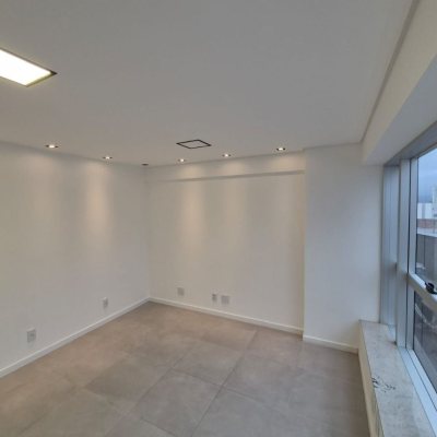 Sala com 41m², 1 garagem, no bairro Balneário em Florianópolis