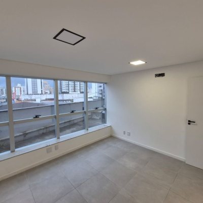 Sala com 41m², 1 garagem, no bairro Balneário em Florianópolis