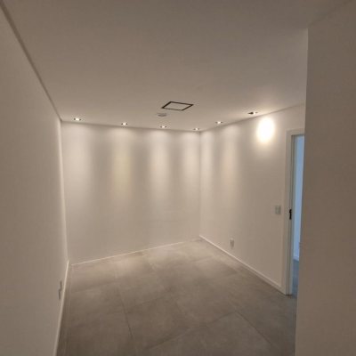 Sala com 41m², 1 garagem, no bairro Balneário em Florianópolis