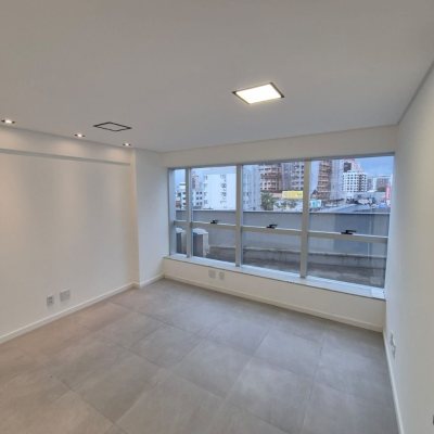 Sala com 41m², 1 garagem, no bairro Balneário em Florianópolis