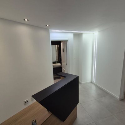 Sala com 41m², 1 garagem, no bairro Balneário em Florianópolis