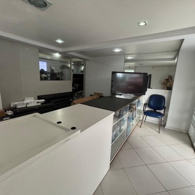 Loja com 39m², no bairro Barreiros em São José