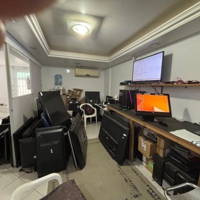 Loja com 39m², no bairro Barreiros em São José