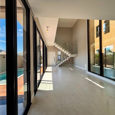 Sobrado Residencial com 215m², 4 quartos (sendo 3 suítes), 2 garagens, no bairro Ingleses do Rio Vermelho em Florianópolis