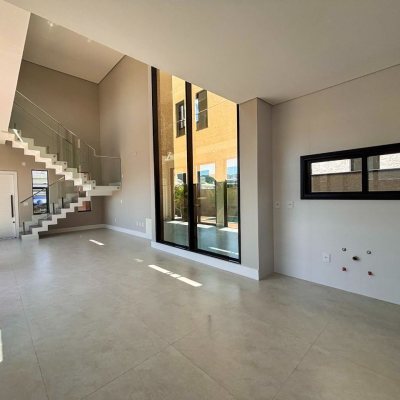 Sobrado Residencial com 215m², 4 quartos (sendo 3 suítes), 2 garagens, no bairro Ingleses do Rio Vermelho em Florianópolis