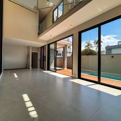 Sobrado Residencial com 215m², 4 quartos (sendo 3 suítes), 2 garagens, no bairro Ingleses do Rio Vermelho em Florianópolis