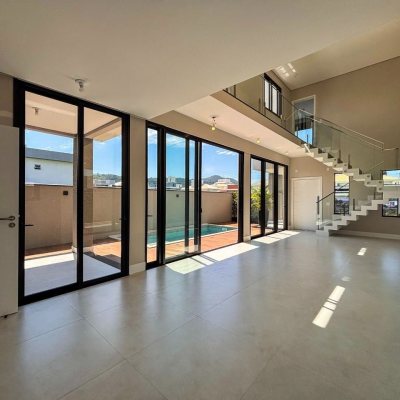 Sobrado Residencial com 215m², 4 quartos (sendo 3 suítes), 2 garagens, no bairro Ingleses do Rio Vermelho em Florianópolis