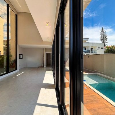Sobrado Residencial com 215m², 4 quartos (sendo 3 suítes), 2 garagens, no bairro Ingleses do Rio Vermelho em Florianópolis
