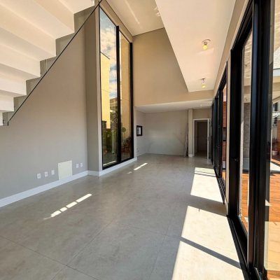 Sobrado Residencial com 215m², 4 quartos (sendo 3 suítes), 2 garagens, no bairro Ingleses do Rio Vermelho em Florianópolis