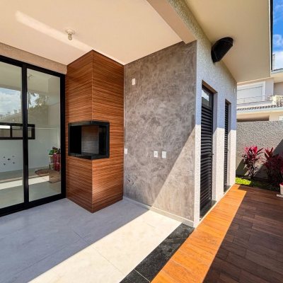 Sobrado Residencial com 215m², 4 quartos (sendo 3 suítes), 2 garagens, no bairro Ingleses do Rio Vermelho em Florianópolis