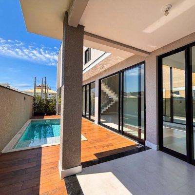 Sobrado Residencial com 215m², 4 quartos (sendo 3 suítes), 2 garagens, no bairro Ingleses do Rio Vermelho em Florianópolis