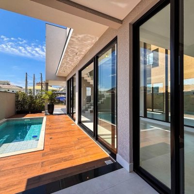 Sobrado Residencial com 215m², 4 quartos (sendo 3 suítes), 2 garagens, no bairro Ingleses do Rio Vermelho em Florianópolis