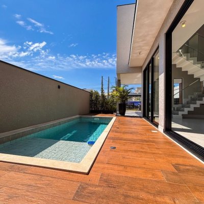 Sobrado Residencial com 215m², 4 quartos (sendo 3 suítes), 2 garagens, no bairro Ingleses do Rio Vermelho em Florianópolis