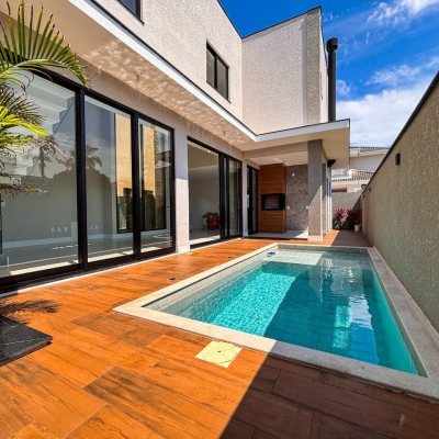 Sobrado Residencial com 215m², 4 quartos (sendo 3 suítes), 2 garagens, no bairro Ingleses do Rio Vermelho em Florianópolis