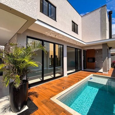 Sobrado Residencial com 215m², 4 quartos (sendo 3 suítes), 2 garagens, no bairro Ingleses do Rio Vermelho em Florianópolis