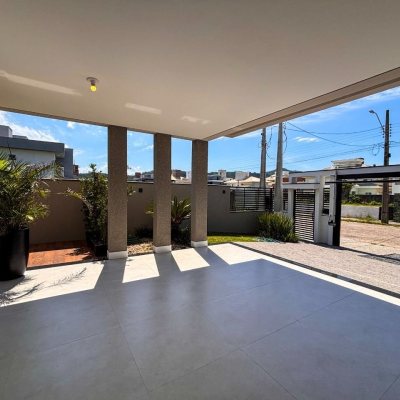 Sobrado Residencial com 215m², 4 quartos (sendo 3 suítes), 2 garagens, no bairro Ingleses do Rio Vermelho em Florianópolis
