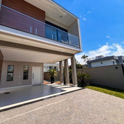 Sobrado Residencial com 215m², 4 quartos (sendo 3 suítes), 2 garagens, no bairro Ingleses do Rio Vermelho em Florianópolis