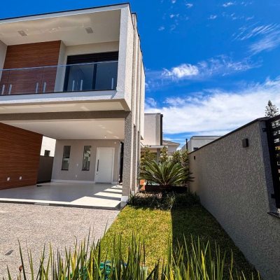 Sobrado Residencial com 215m², 4 quartos (sendo 3 suítes), 2 garagens, no bairro Ingleses do Rio Vermelho em Florianópolis