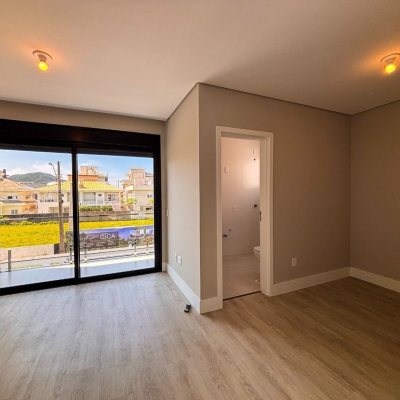 Sobrado Residencial com 215m², 4 quartos (sendo 3 suítes), 2 garagens, no bairro Ingleses do Rio Vermelho em Florianópolis