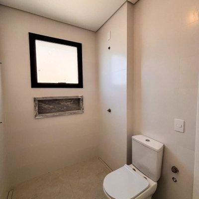 Sobrado Residencial com 215m², 4 quartos (sendo 3 suítes), 2 garagens, no bairro Ingleses do Rio Vermelho em Florianópolis