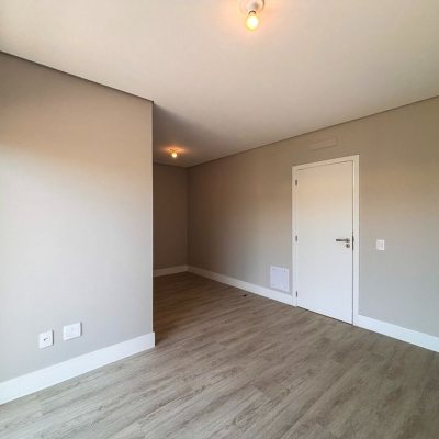 Sobrado Residencial com 215m², 4 quartos (sendo 3 suítes), 2 garagens, no bairro Ingleses do Rio Vermelho em Florianópolis