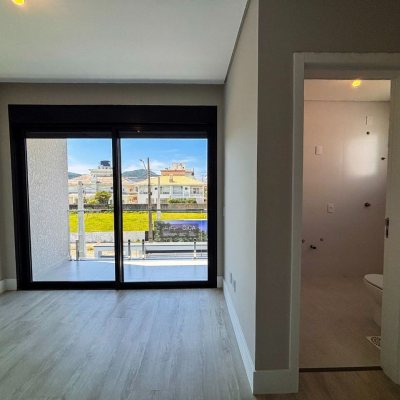 Sobrado Residencial com 215m², 4 quartos (sendo 3 suítes), 2 garagens, no bairro Ingleses do Rio Vermelho em Florianópolis