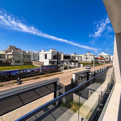 Sobrado Residencial com 215m², 4 quartos (sendo 3 suítes), 2 garagens, no bairro Ingleses do Rio Vermelho em Florianópolis