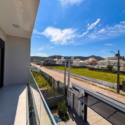 Sobrado Residencial com 215m², 4 quartos (sendo 3 suítes), 2 garagens, no bairro Ingleses do Rio Vermelho em Florianópolis