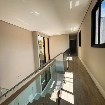 Sobrado Residencial com 215m², 4 quartos (sendo 3 suítes), 2 garagens, no bairro Ingleses do Rio Vermelho em Florianópolis