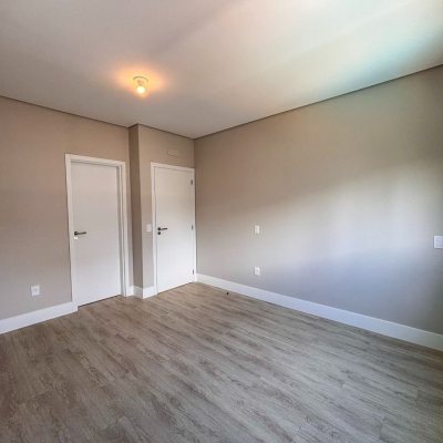 Sobrado Residencial com 215m², 4 quartos (sendo 3 suítes), 2 garagens, no bairro Ingleses do Rio Vermelho em Florianópolis