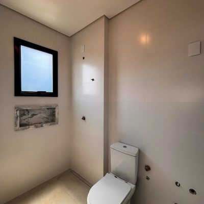 Sobrado Residencial com 215m², 4 quartos (sendo 3 suítes), 2 garagens, no bairro Ingleses do Rio Vermelho em Florianópolis