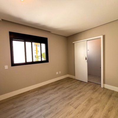 Sobrado Residencial com 215m², 4 quartos (sendo 3 suítes), 2 garagens, no bairro Ingleses do Rio Vermelho em Florianópolis