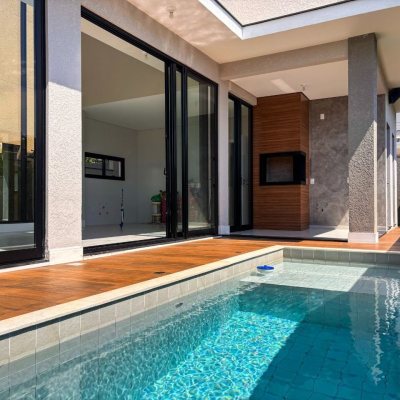 Sobrado Residencial com 215m², 4 quartos (sendo 3 suítes), 2 garagens, no bairro Ingleses do Rio Vermelho em Florianópolis