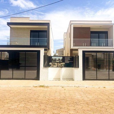 Sobrado Residencial com 215m², 4 quartos (sendo 3 suítes), 2 garagens, no bairro Ingleses do Rio Vermelho em Florianópolis