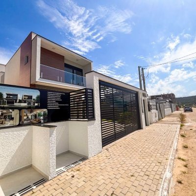Sobrado Residencial com 215m², 4 quartos (sendo 3 suítes), 2 garagens, no bairro Ingleses do Rio Vermelho em Florianópolis